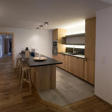 Romy Apartman *